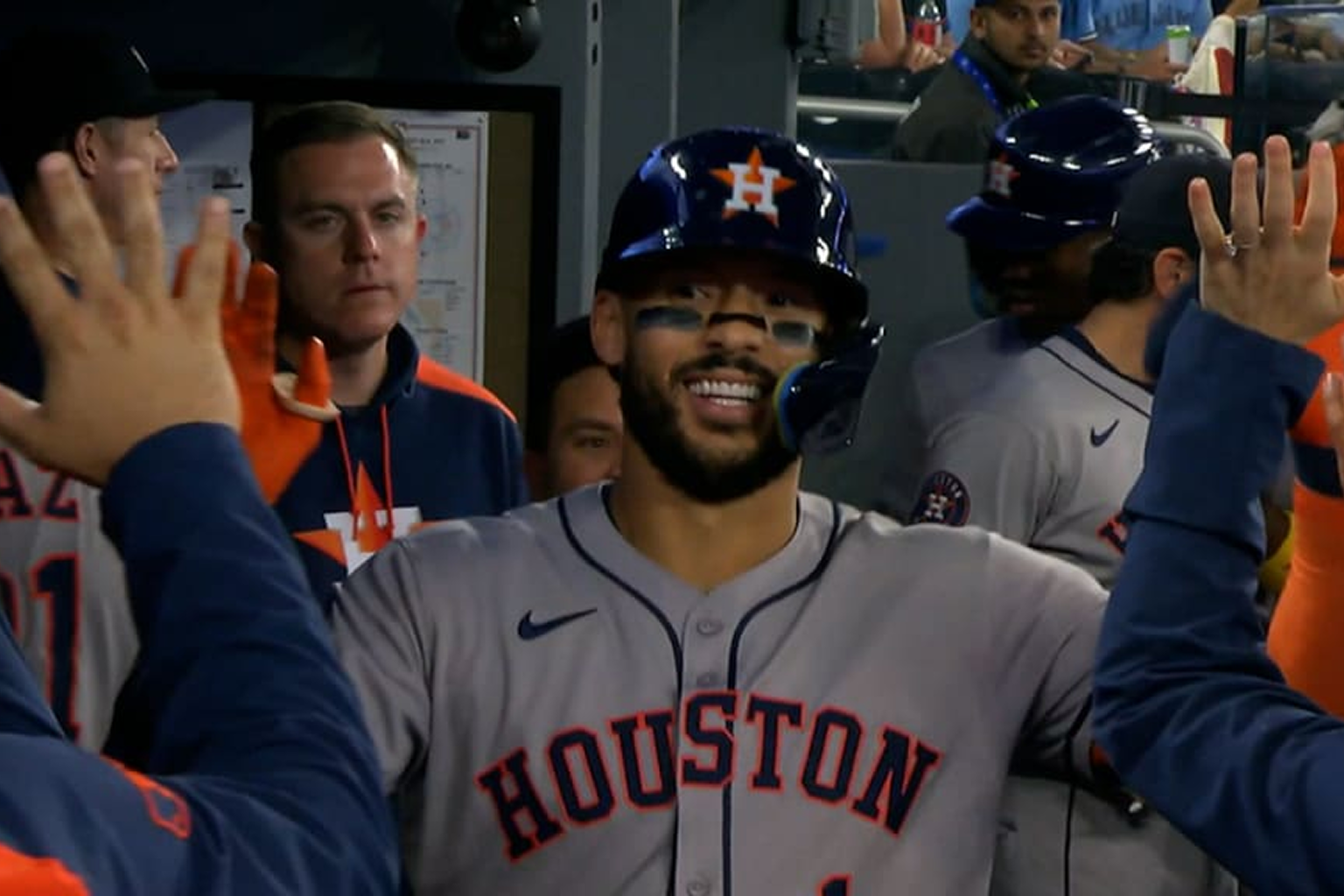 ¡Orgullo boricua en las Grandes Ligas! Carlos Correa conecta su jonrón #200